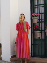 Cargar imagen en el visor de la galería, VESTIDO FRUNCIDO FUCSIA